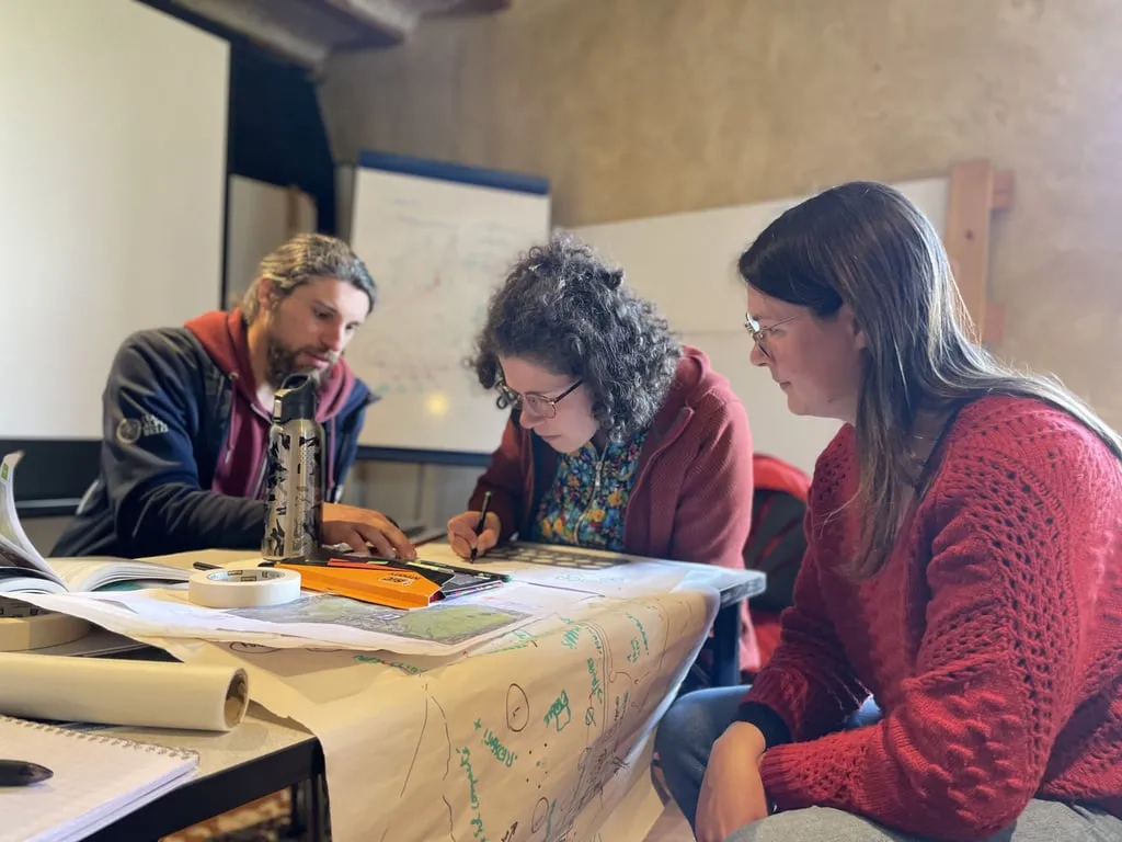 Atelier de conception : participants dessinant à la main un plan de forêt comestible