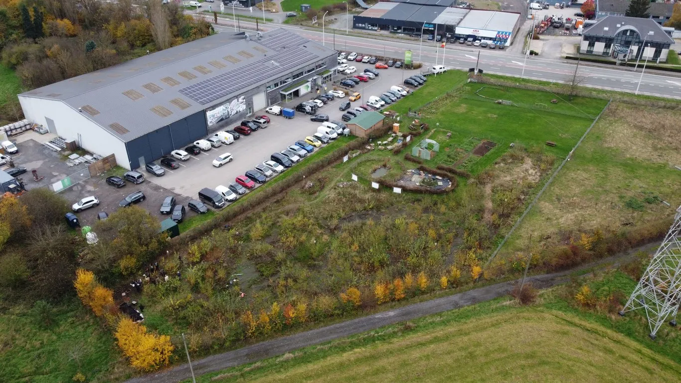 Vue aérienne d’une parcelle en reconversion en forêt comestible aux abords d’une entreprise
