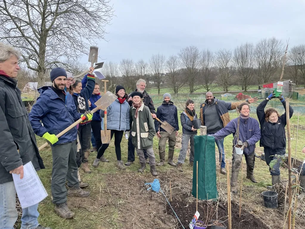 Chantier de plantation collective : bénévoles bêches en main au jardin-forêt