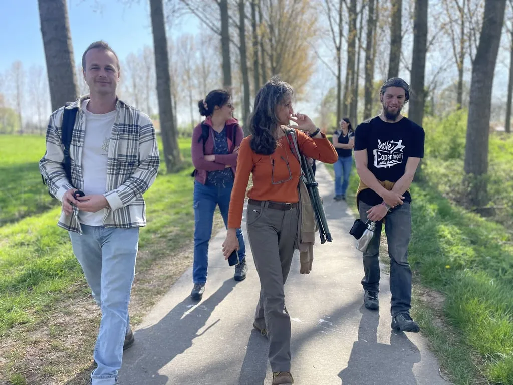 Participants en visite guidée le long d’une allée bordée d’arbres à Schijndel
