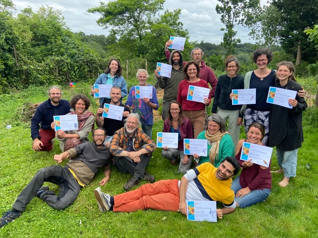 La promotion 2023-2024, certificats de Concepteur·rice de Forêts Comestibles en main