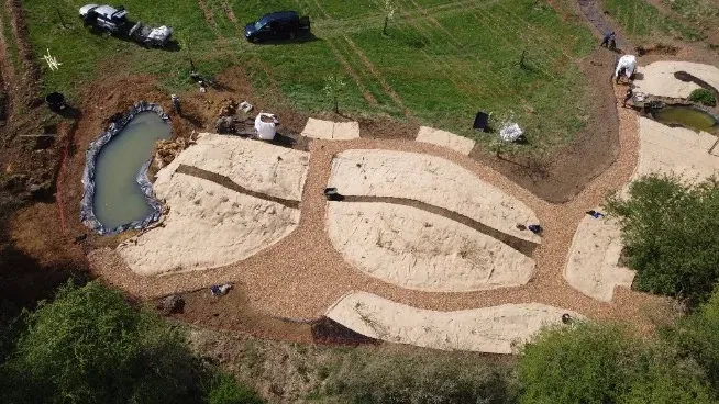 Vue aérienne d'un jardin-forêt en chantier avec deux mares à Anhée