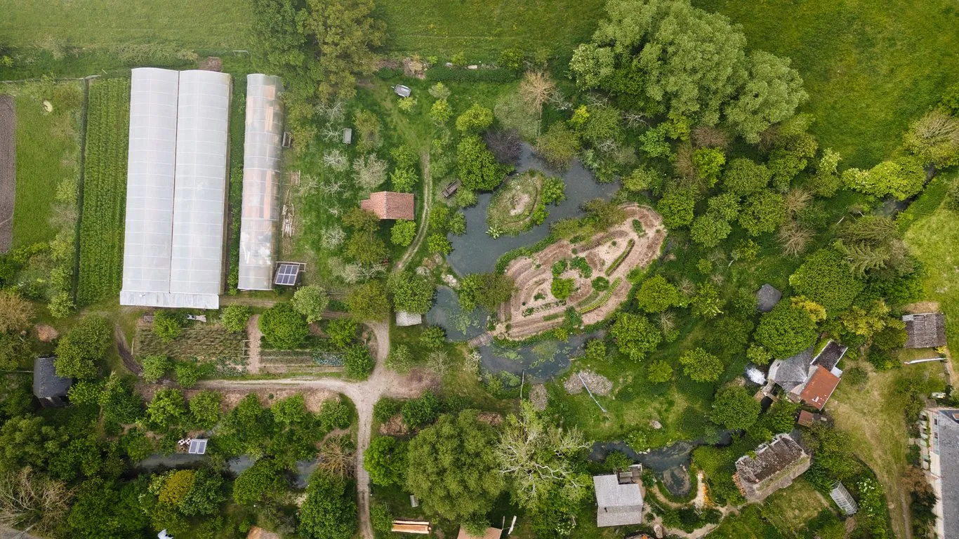 Vue aérienne de la Ferme du Bec Hellouin, en Normandie, au printemps 2024