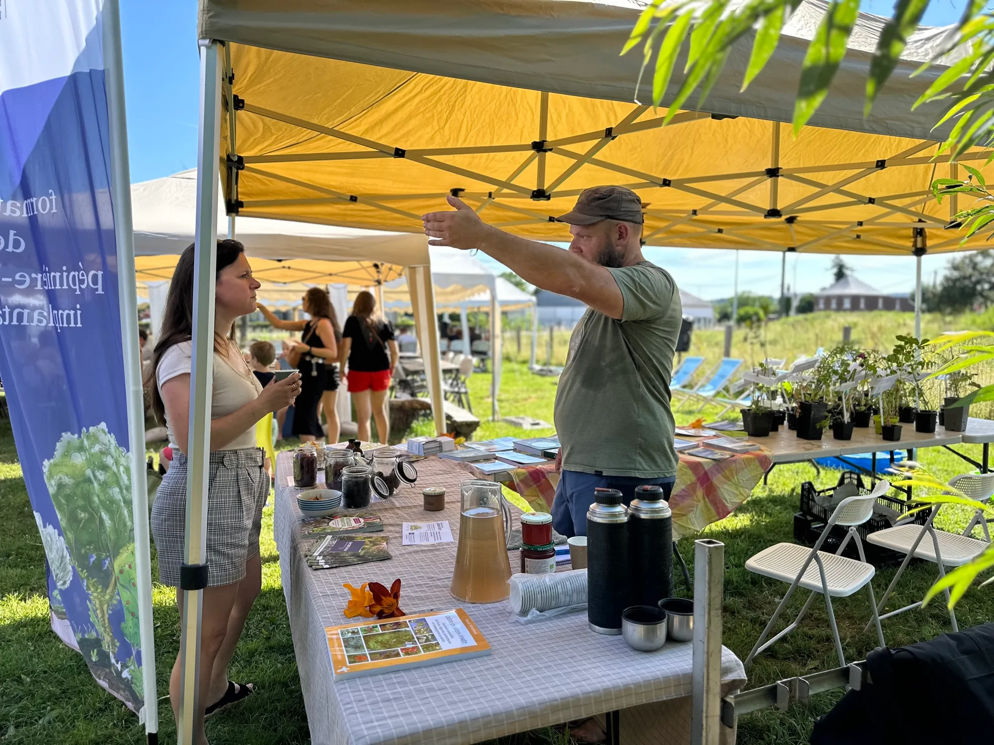 Le stand Semisto sous barnum lors d'un salon : plants, livres et échanges avec les visiteurs