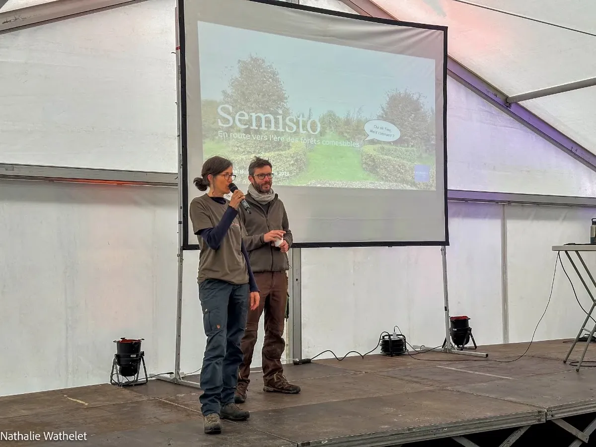 Anne et François présentant le Festival des Jardins-Forêts sous un chapiteau