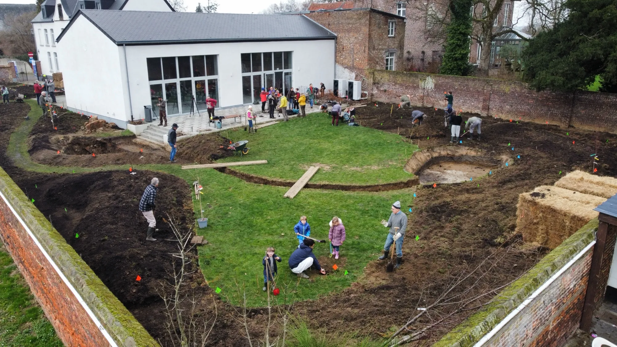 Chantier participatif dans un jardin clos : le collectif creuse les baissières d'un futur jardin-forêt