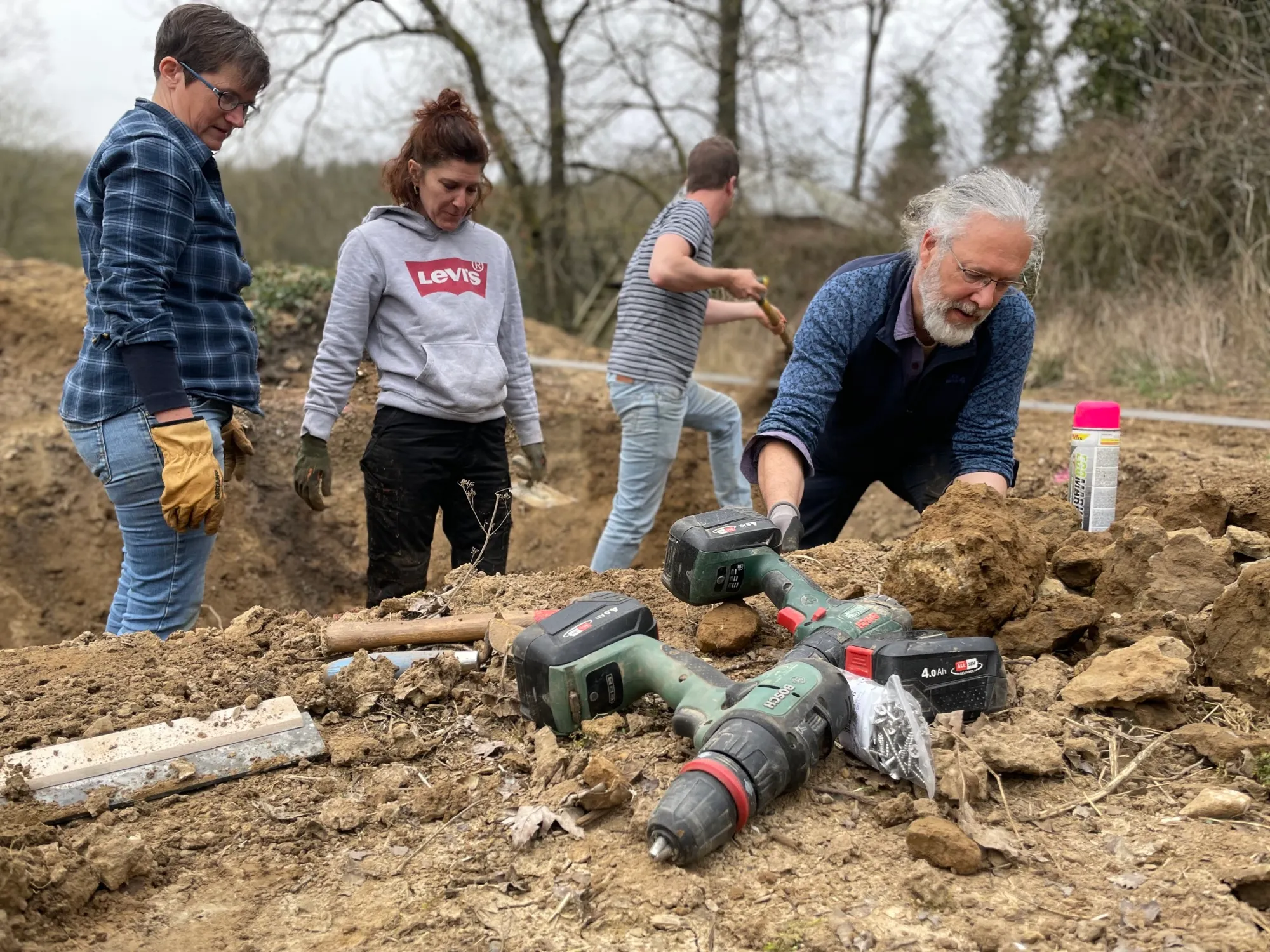 Chantier de plantation : outils posés sur la terre fraîchement travaillée