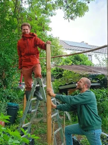 Deux personnes travaillant sur une échelle à la pépinière