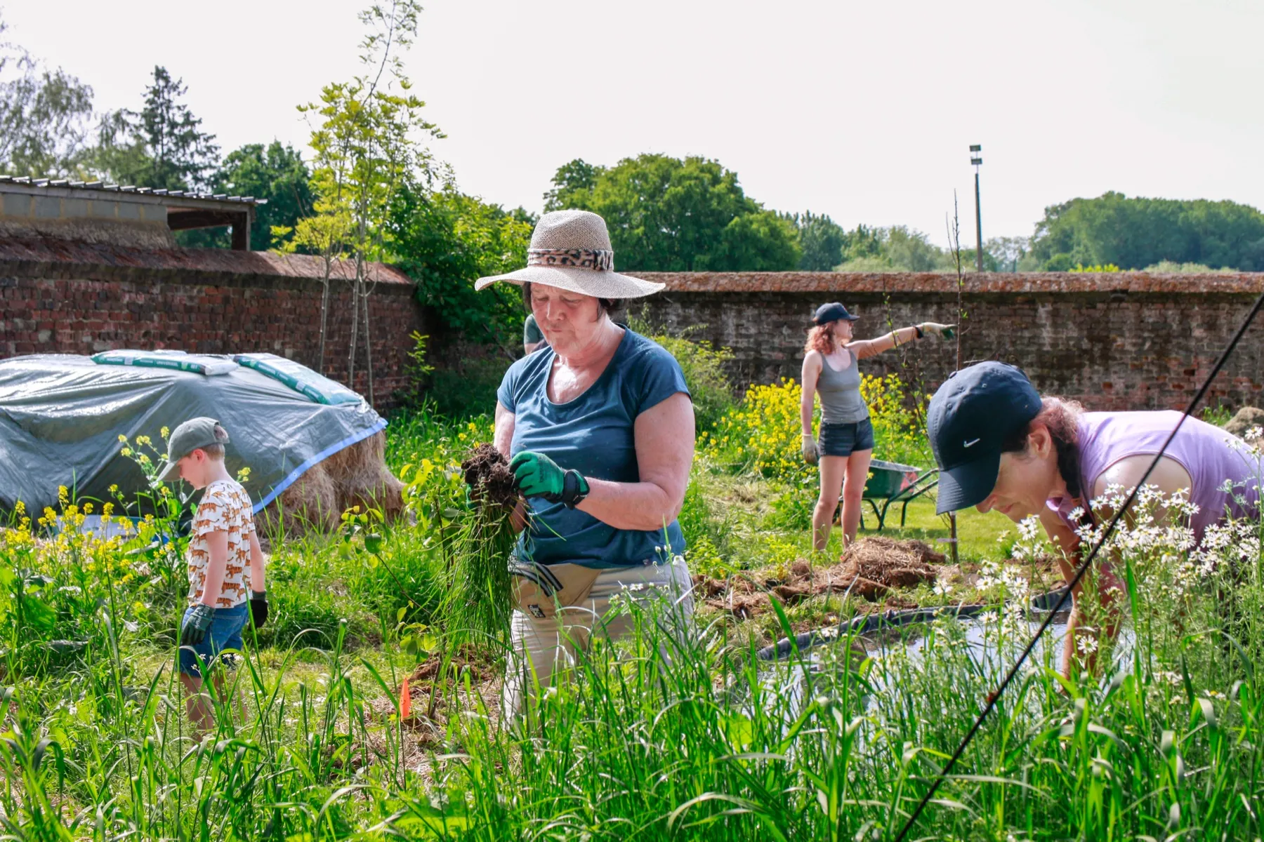Chantier participatif des Food Forest Heroes dans un jardin clos