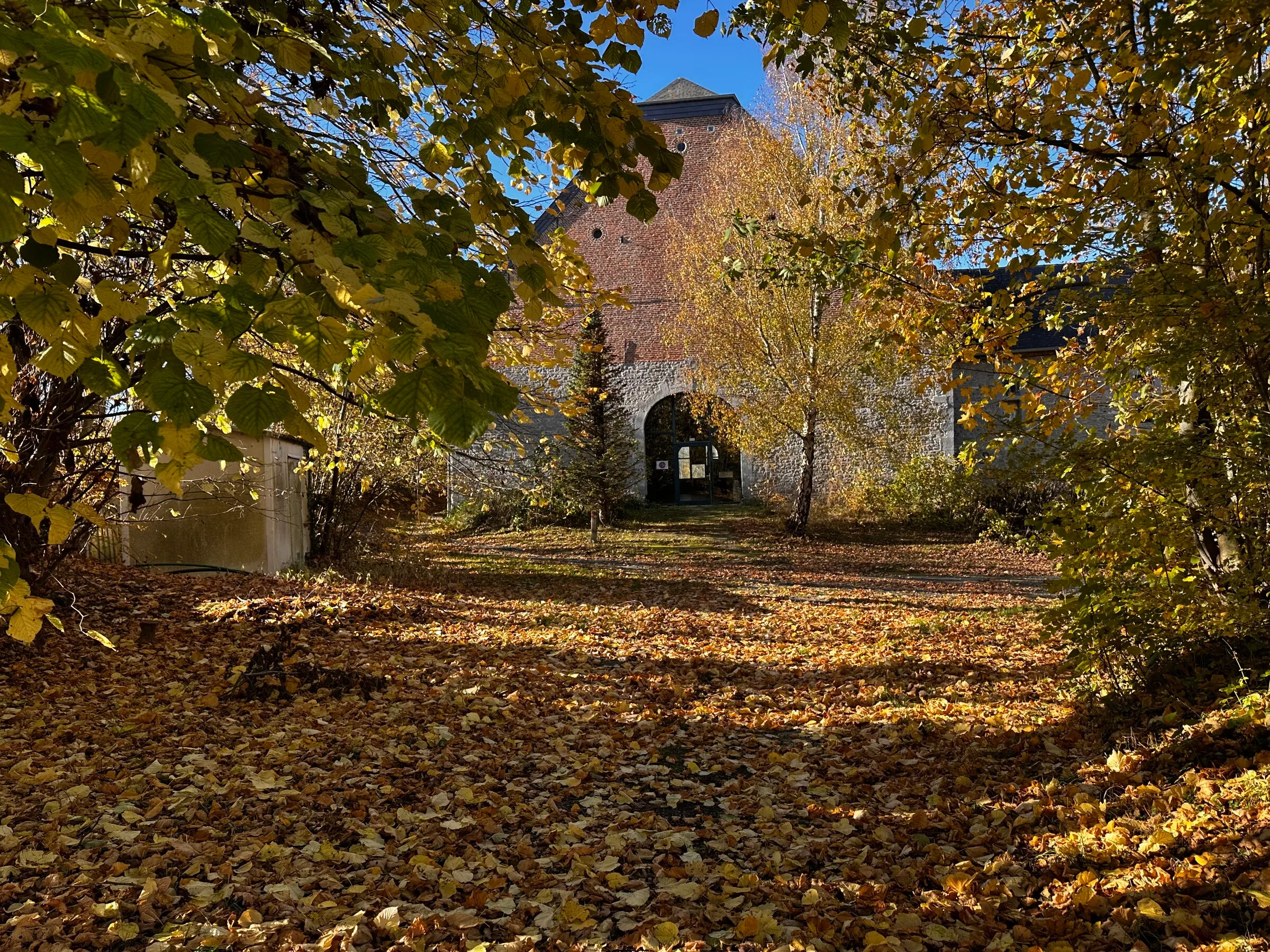 La ferme historique d'Hulplanche en automne, à La Bruyère
