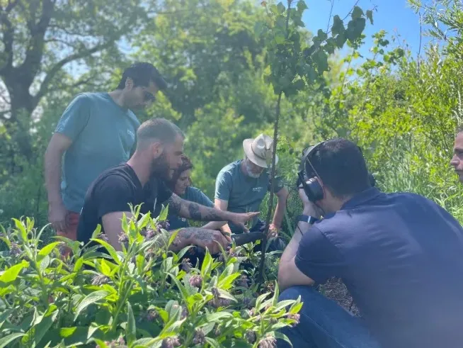 Tournage dans un jardin-forêt pour la capsule RTBF