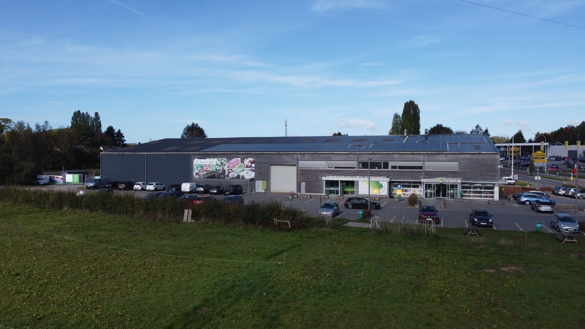 Le terrain nu devant le magasin d'ici à Naninne, avant la plantation du jardin-forêt